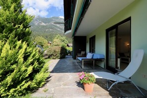 Terrace/patio - Alpspitze - Noble vacation apartment in a quiet location in Garmisch-Partenkirch (Garmisch-Partenkirchen)