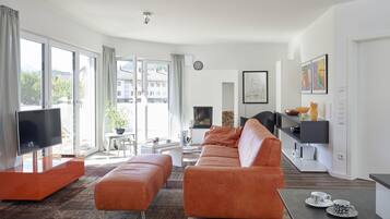 Fernseher, Kamin, Bücher, Stereoanlage