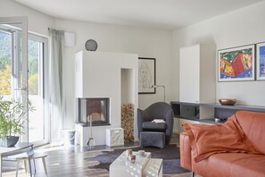 Tv, pejs, bøger, stereoanlæg