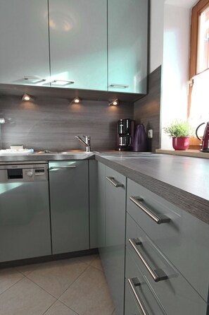 Jääkaappi, uuni, liesi, astianpesukone