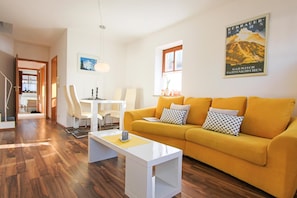 Tv, dvd-afspiller, bøger, stereoanlæg