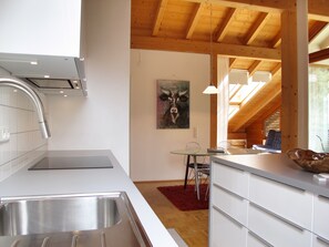 Fridge, oven, stovetop, dishwasher - Freiraum - Friendly holiday flat with a modern feel-good atmosphere (Garmisch-Partenkirchen)