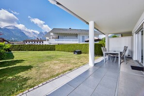 Outdoor dining - Bergidylle 1 - Modern holiday flat with garden for 3 persons (Garmisch-Partenkirchen)