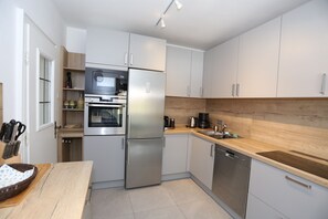 Fridge, oven, stovetop, dishwasher - Zugspitze - noble holiday flat with space for the whole family (Garmisch-Partenkirchen)
