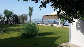 Playa privada en los alrededores y playa de arena negra 