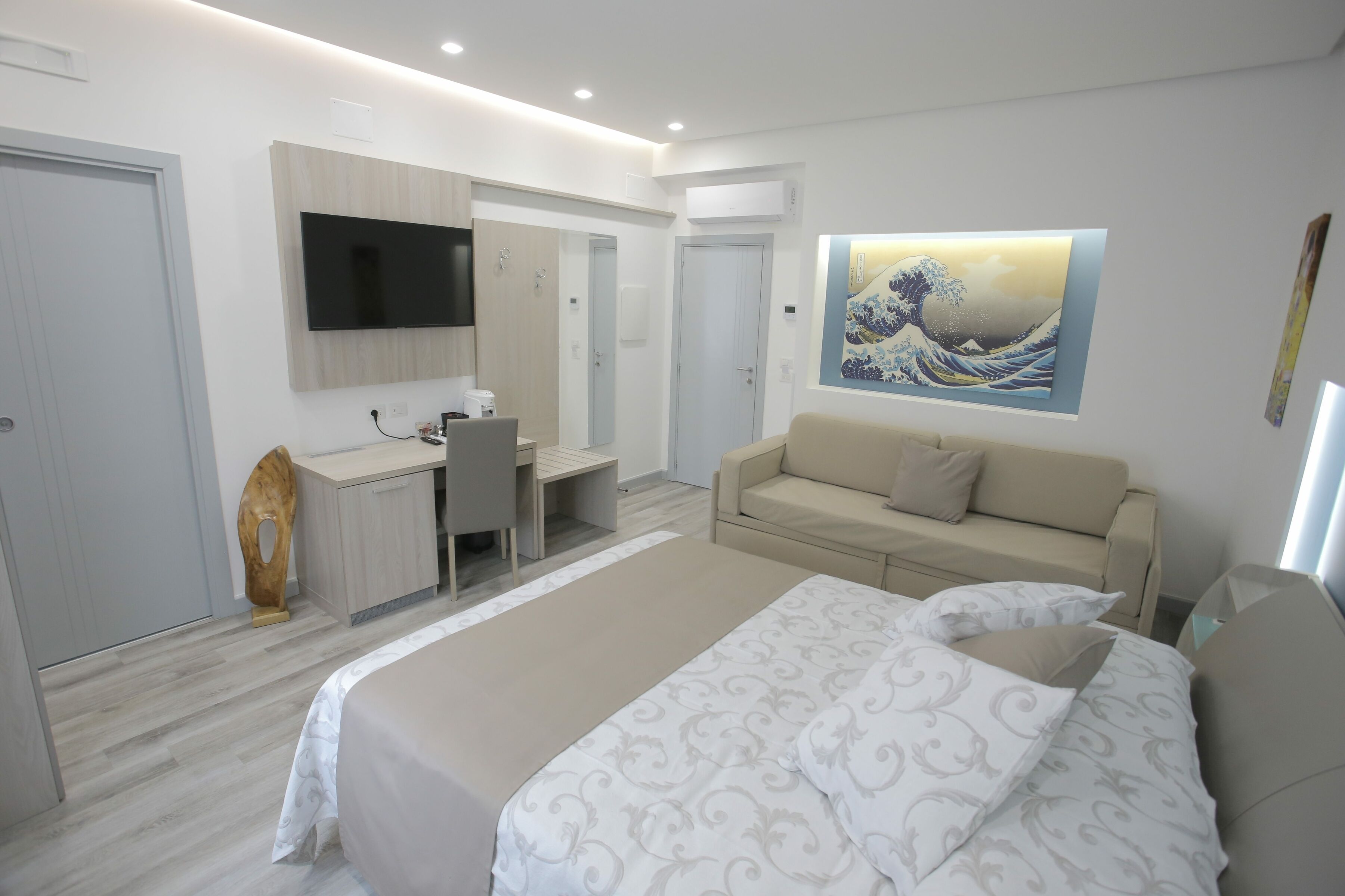 Deluxe Quadruple Room | Minibar, in-room safe, desk, blackout drapes