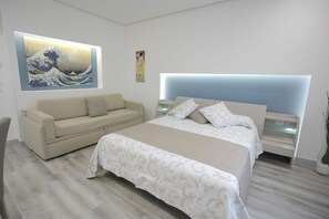 Minibar, coffres-forts dans les chambres, bureau, rideaux occultants