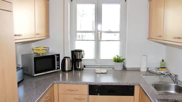 Wasserkocher mit Kaffee-/Teezubehör, Kühlschrank, Mikrowelle, Ofen