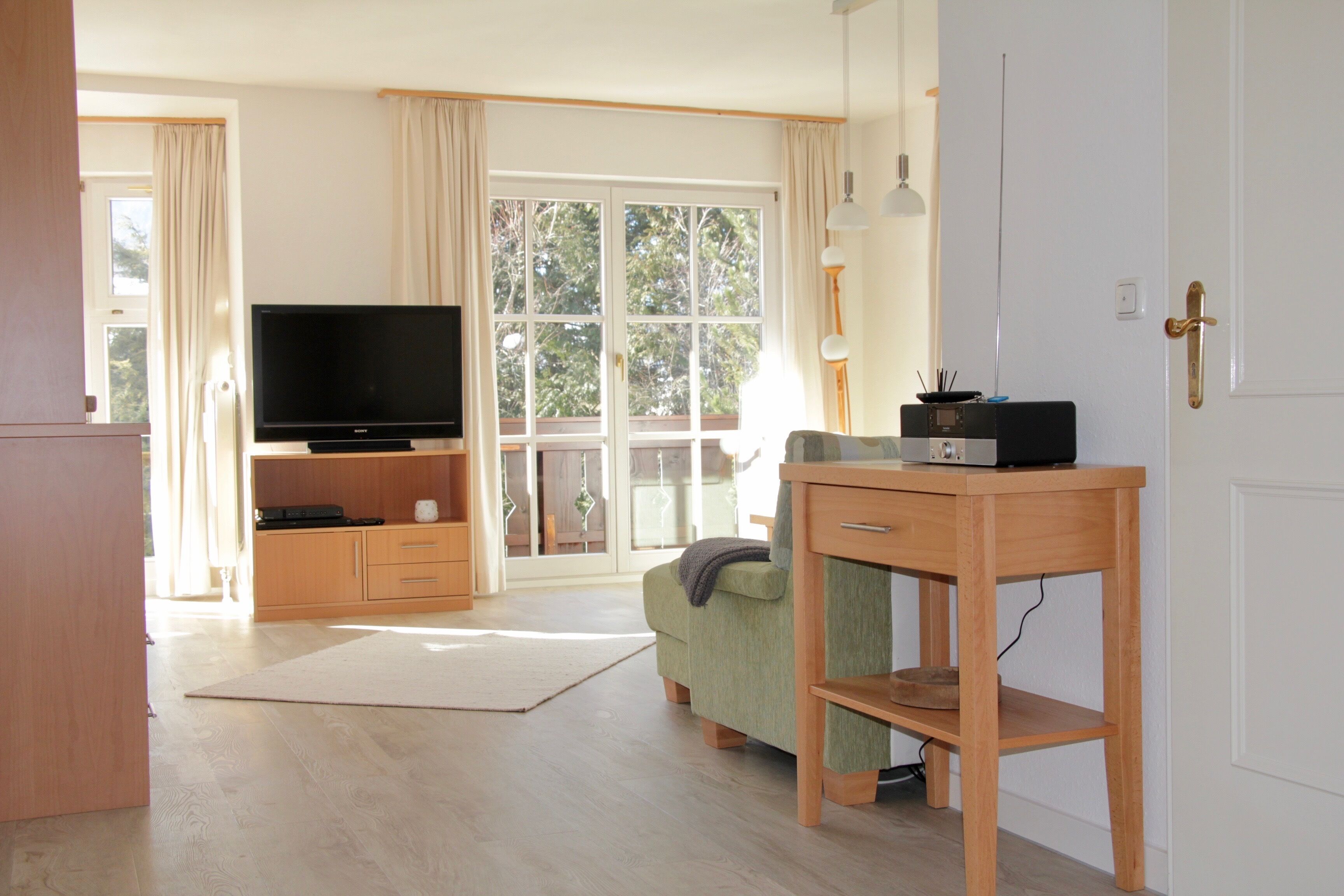 Fernseher, DVD-Player, Stereoanlage