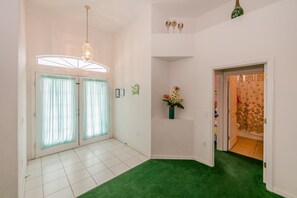 Talo | 4 makuuhuonetta, työpöytä, silitysrauta/-lauta, ilmainen Wi-Fi