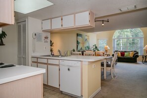 House | Private kitchen | Fridge, microwave, stovetop, dishwasher - Royal_palm_bay_99 (Kissimmee)