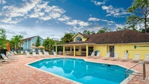 A pool area with lounge chairs and a clear blue sky. - Royal_palm_bay_99 (Kissimmee)