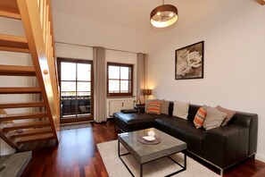 Fladskærms-tv, bøger, stereoanlæg