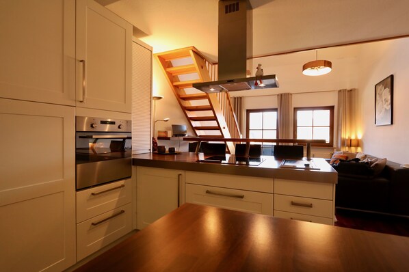 Køleskab, mikrobølgeovn, ovn, kogeplade