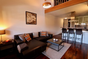 Fladskærms-tv, bøger, stereoanlæg