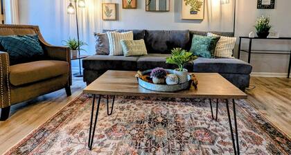 MODERN DOWNTOWN CONDO★GREAT SMOKY MOUNTAINS★AQUARIUM★POOL★FREE PARKING