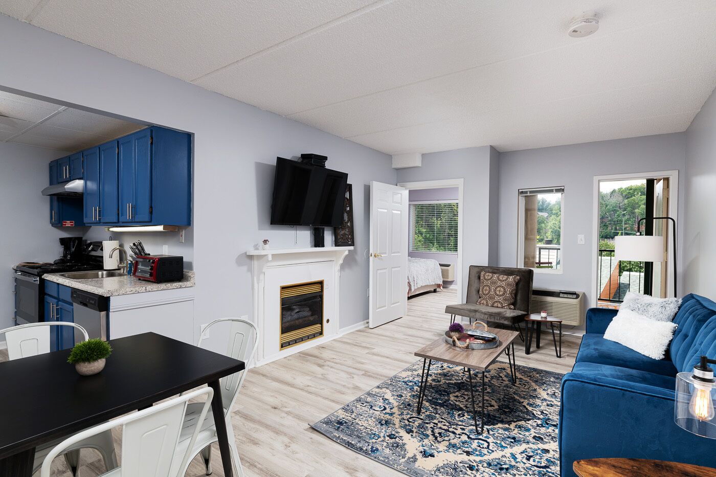 MODERN DOWNTOWN CONDO★GREAT SMOKY MOUNTAINS★AQUARIUM★POOL★FREE PARKING