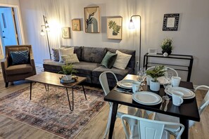 Smart TV, fireplace, Netflix, streaming services