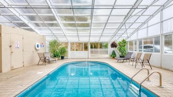 Een binnenzwembad en een verwarmd zwembad