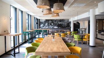 Daily continental breakfast (EUR 15.9 per person)