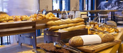 Kontinental morgenmad hver dag (15.9 EUR pr. person)