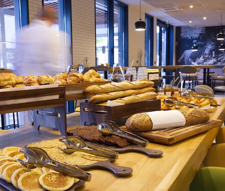 Desayuno continental diario (EUR 15.9 por persona)
