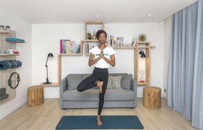 Habitación básica, 1 cama matrimonial | Ropa de cama de alta calidad, muebles diferentes y escritorio 