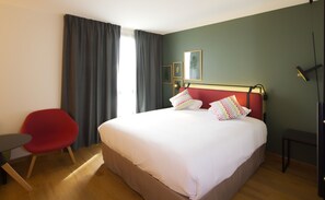 Executive-huone, 1 suuri parisänky | Ylelliset vuodevaatteet, yksilöllisesti kalustettu, työpöytä