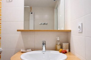 Towels - LE STUDIO, Gîte 3. Clos des Aigrettes,  30m from La Cotiniere Port (Saint-Pierre-d'Oléron)