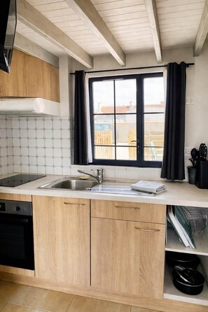 Fridge, microwave, oven, coffee/tea maker - LE STUDIO, Gîte 3. Clos des Aigrettes,  30m from La Cotiniere Port (Saint-Pierre-d'Oléron)