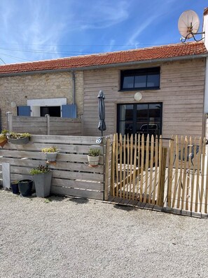 Exterior - LE STUDIO, Gîte 3. Clos des Aigrettes, 30m from La Cotiniere Port (Saint-Pierre-d'Oléron)