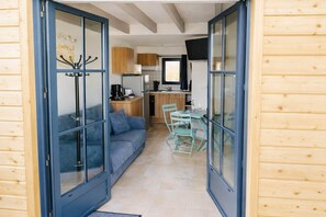 TV - LE STUDIO, Gîte 3. Clos des Aigrettes,  30m from La Cotiniere Port (Saint-Pierre-d'Oléron)