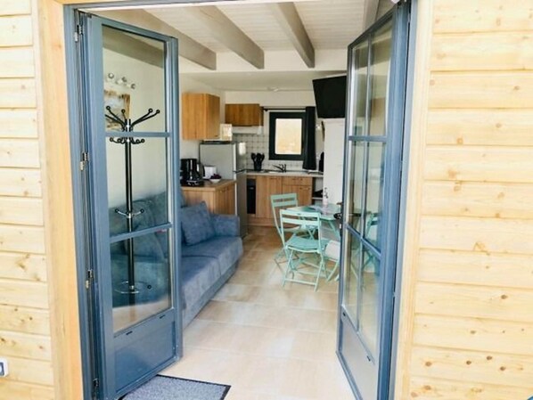 TV - LE STUDIO, Gîte 3. Clos des Aigrettes, 30m from La Cotiniere Port (Saint-Pierre-d'Oléron)
