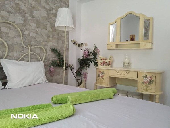 2 chambres, fer et planche à repasser, Wi-Fi, draps fournis