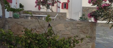 المنطقة المحيطة بالمنشأة