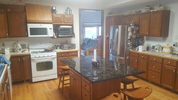 Kylskåp, mikrovågsugn, ugn och spishäll