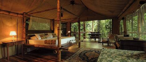 Casa a l'arbre de luxe, piscina privada, vistes al turó | 1 dormitori, cobrellits i escriptori