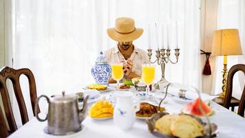 Petit déjeuner complet (28 USD par personne)