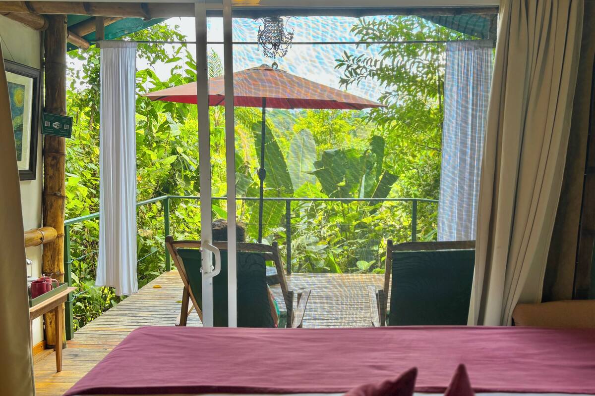 Ein Balkon mit Bett, Stühlen und Tisch.