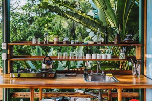 Casa a l'arbre de luxe, 2 dormitoris, vistes al turó | Cuina privada | Cafetera i tetera