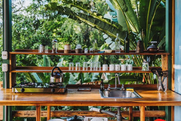 Tienda Glamping – Frida | Cocina privada | Cafetera y tetera, artículos de limpieza ecológicos y toallas de papel 