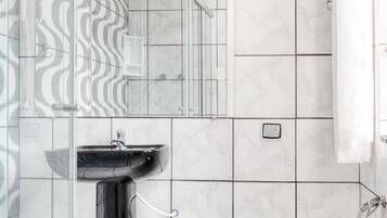 Chuveiro, toalhas de banho