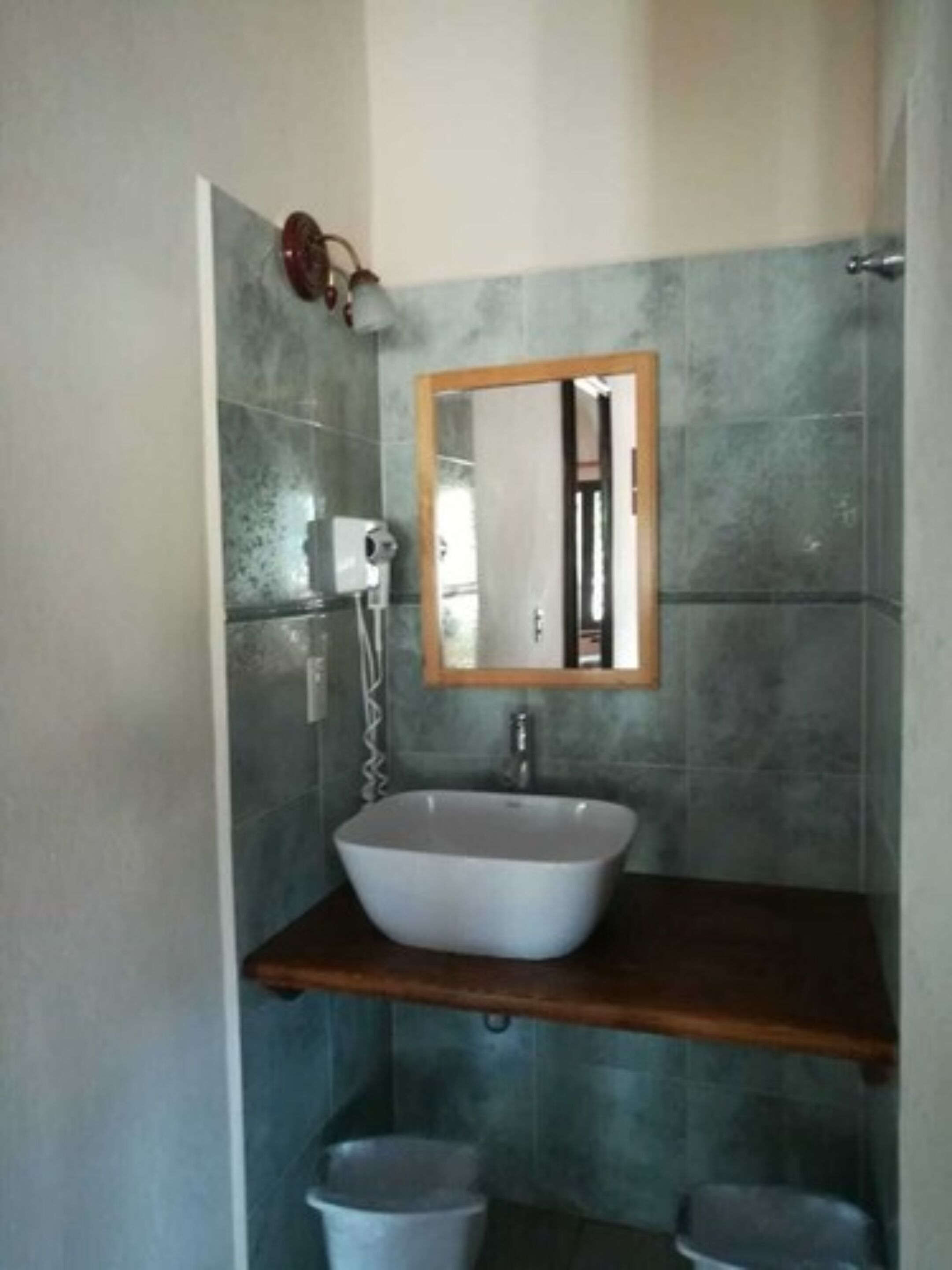 standard room | bathroom sink