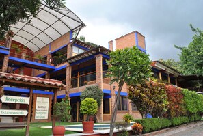Vista frontal de la propiedad