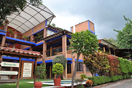 Vista frontal de la propiedad