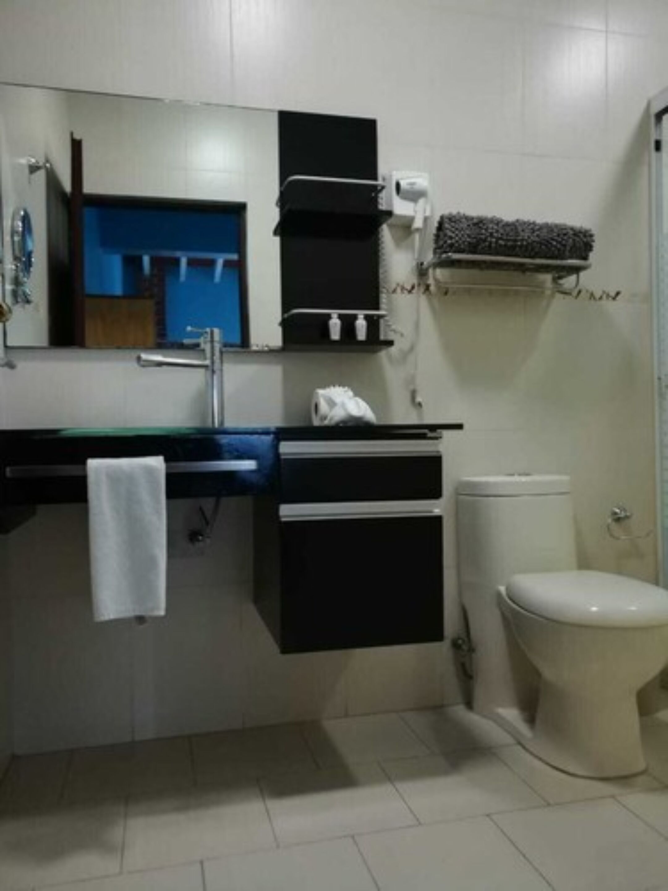 junior room | bathroom | shower, rainfall showerhead, hair dryer, towels