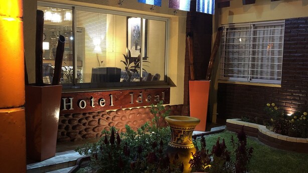 Front of property - evening/night - Hotel Ideal (Villa Carlos Paz)