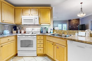 Réfrigérateur, four à micro-ondes, un four, surface de cuisson