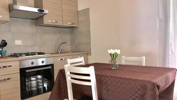 KĂŒhlschrank, Mikrowelle, Ofen, Kochgeschirr/Geschirr/Besteck