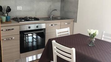 Kühlschrank, Mikrowelle, Ofen, Kochgeschirr/Geschirr/Besteck